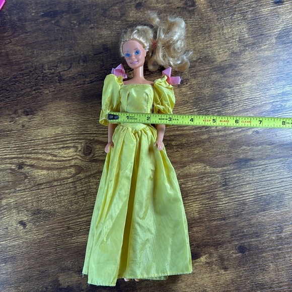 Barbie Doll Collection with Pink and Yellow Outfits set Of 8 Barbies & 4 Toys - Picture 12 of 12